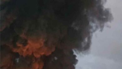 عاجل : حريق هائل يضرب “كوزمارت” في عدن بعد اندلاعه بالمخازن وامتداده إلى صالة التسوق