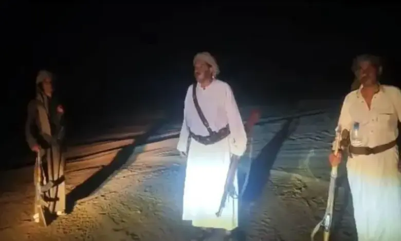 عاجل : قبائل دهم تستنفر و تقطع خط صنعاء - الجوف وتعلن النكف رداً احتجاز الشيخ الحزمي (فيديو)