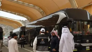 عدن.. إيقاف حافلة لشركة نقل دولي لمخالفتها جدول تفويج الحجاج