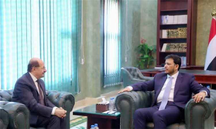 عدن: الدكتور عبدالله العليمي يلتقي رئيس مجلس الوزراء ويشيد بجهود الحكومة في مسار الإصلاحات الاقتصادية والإدارية