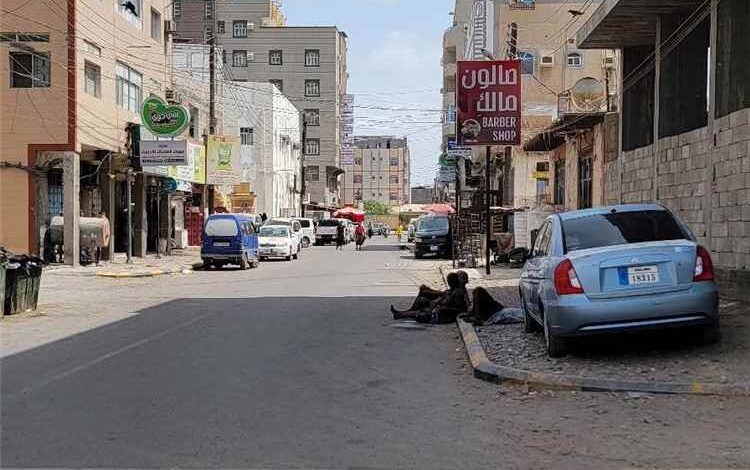 عدن تستعيد أجواء رمضان في يوم الوقفة.. شوارع هادئة ومحال مغلقة بسبب الصيام