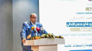 عضو مجلس القيادة محافظ حضرموت يدعو إلى توسيع صلاحيات السلطات المحلية وتعزيز اللامركزية
