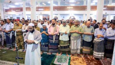 عضوا مجلس القيادة الرئاسي العليمي والصبيحي ورئيس الوزراء وزير الخارجية يؤدون صلاة عيد الأضحى مع جموع المصلين في عدن
