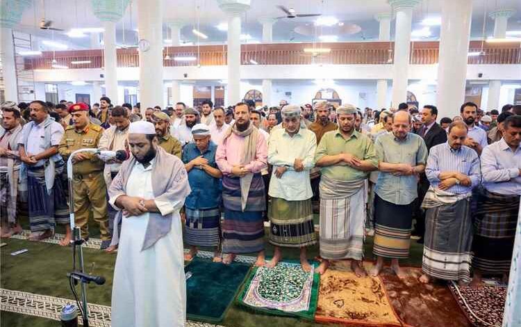 عضوا مجلس القيادة الرئاسي العليمي والصبيحي ورئيس الوزراء وزير الخارجية يؤدون صلاة عيد الأضحى مع جموع المصلين في عدن
