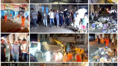 عمال النظافة بعدن يحيون «ليلة العيد» برفع مخلفات الأسواق