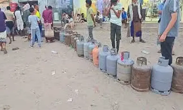 غاز تعز.. حكاية نهب منظّم تبدأ من مأرب وتنتهي بـ”الحطب” في بيوت التعزيين