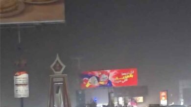 غبار كثيف يجتاح مدينة عتق ويتسبب بتدنٍ ملحوظ في مستوى الرؤية