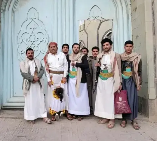 فارس مناع من امام الفيلا المتنازع عليها