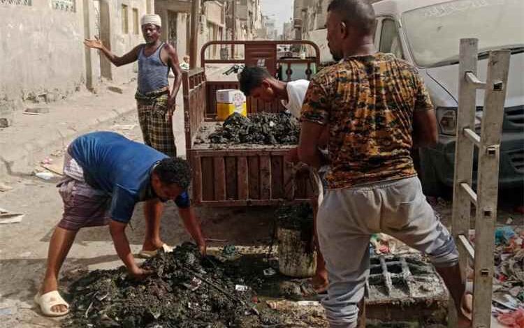 فرق الصرف الصحي تنفذ أعمال تصفية وفتح انسدادات في البريقة ودار سعد والمنصورة