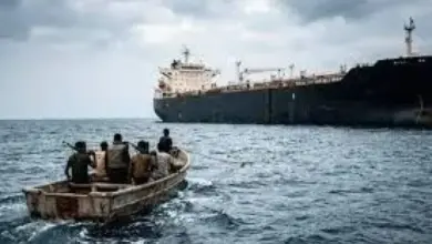 ”فشل محاولات تحرير ناقلة النفط المختطفة ”يوريكا” اليمنية.. القراصنة يصلون بها إلى السواحل الصومالية”