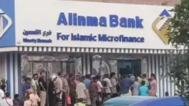 فضيحة صرف الرواتب في عدن: منتسبو الأمن يفضلون الجوع على الوقوف أمام ”كشك الإنماء”!