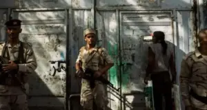 فوضى عارمة وإطلاق نار في سجن حوثي عقب اعتداء وحشي على مُسن