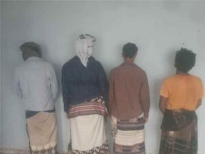 في إنجاز أمني جديد.. أمن خنفر يضبط أربعة متهمين بقضايا تقطع وابتزاز بطريق الحرور