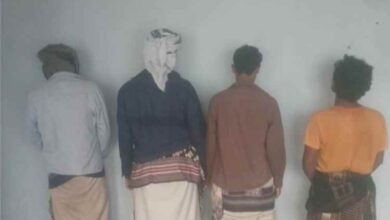 في إنجاز أمني جديد.. أمن خنفر يضبط أربعة متهمين بقضايا تقطع وابتزاز بطريق الحرور