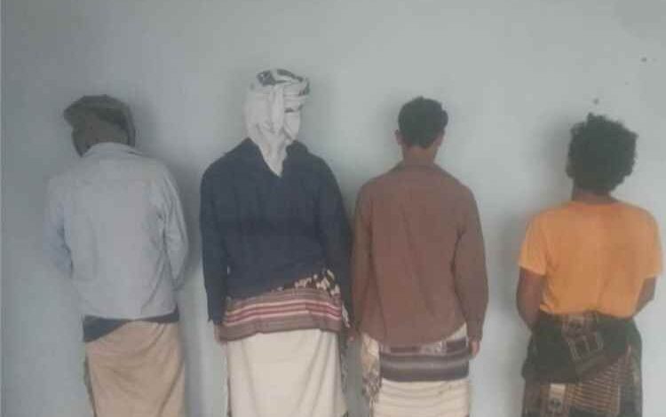 في إنجاز أمني جديد.. أمن خنفر يضبط أربعة متهمين بقضايا تقطع وابتزاز بطريق الحرور