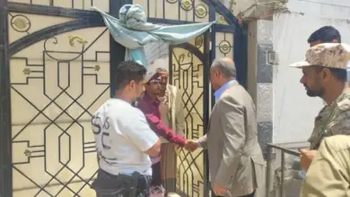 في زيارة لأسرته بالمنصورة.. وزير التربية يشيد بمناقب الشهيد عبدالرحمن الشاعر