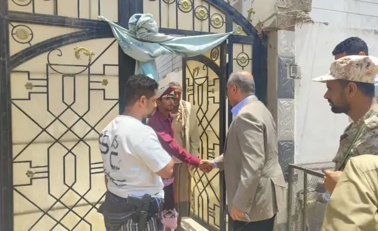 في زيارة لأسرته بالمنصورة.. وزير التربية يشيد بمناقب الشهيد عبدالرحمن الشاعر