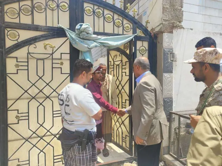 في زيارة لأسرته بالمنصورة.. وزير التربية يشيد بمناقب الشهيد عبدالرحمن الشاعر