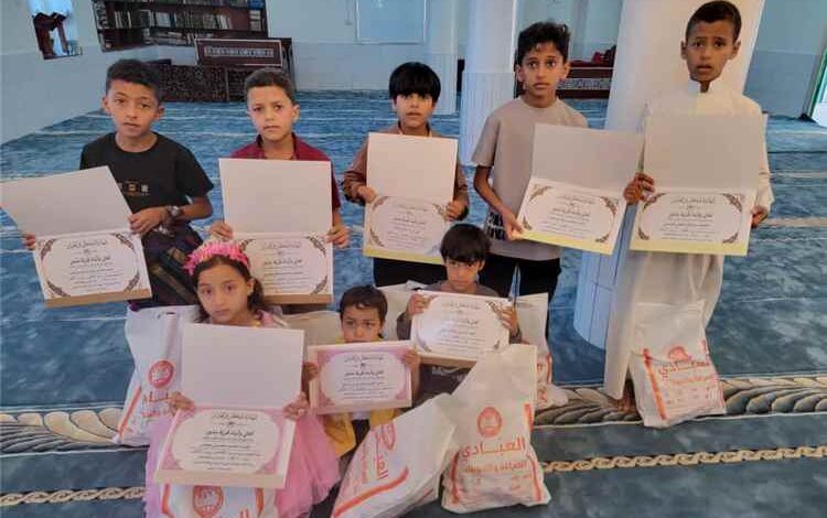 في مشهدٍ يجسد التلاحم المجتمعي قرية مدور تحتفي بنخبة طلابها المتفوقين في رحاب المسجد
