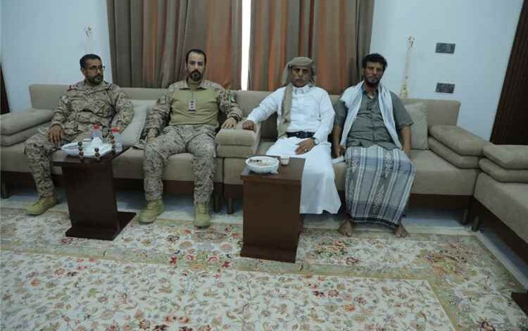 قائد التحالف بالمهرة يزور قيادات وشخصيات بارزة في المهرة مهنئًا بعيد الأضحى المبارك