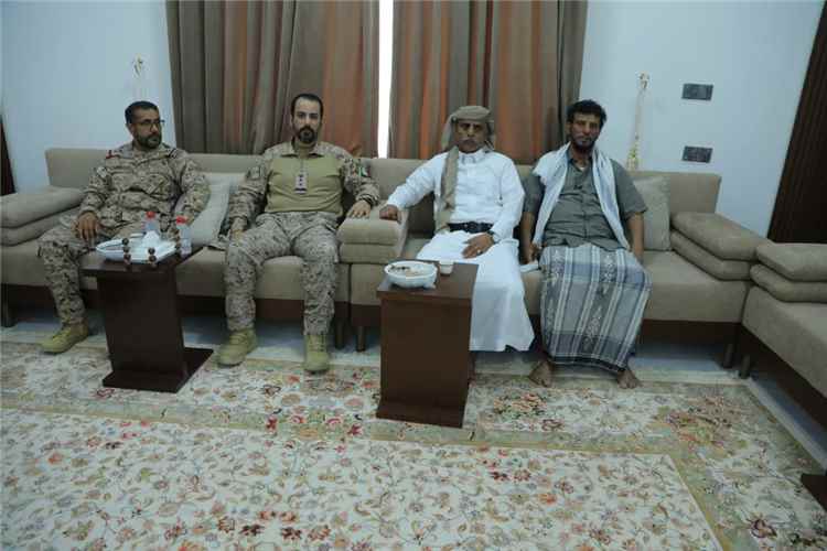 قائد التحالف بالمهرة يزور قيادات وشخصيات بارزة في المهرة مهنئًا بعيد الأضحى المبارك