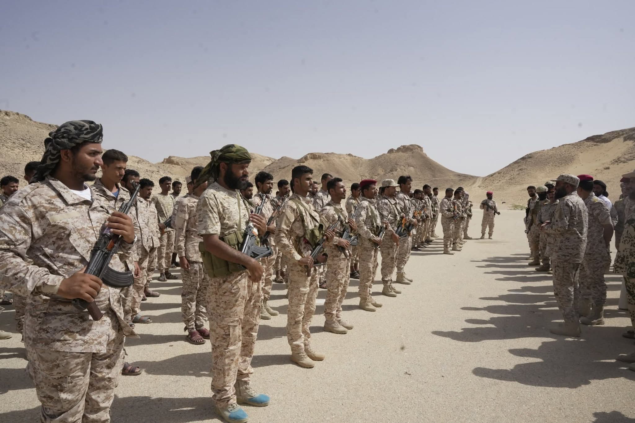 قائد المنطقة العسكرية الأولى يتفقد جاهزية اللواء الرابع بدرع الوطن في حضرموت