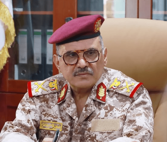 قائد محور تعز يؤكد رفع الجاهزية القتالية ويؤيد دمج التشكيلات العسكرية تحت وزارة الدفاع