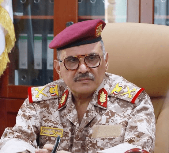 قائد محور تعز يؤكد رفع الجاهزية القتالية ويؤيد دمج التشكيلات العسكرية تحت وزارة الدفاع