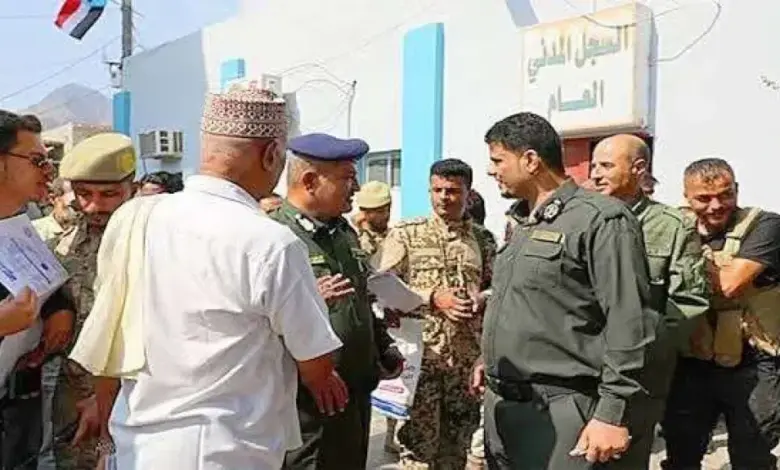 قاضية عدنية تشيد بجهود موظفي الأحوال المدنية رغم محدودية الإمكانات وكثافة الإقبال