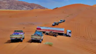 قبائل الجوف تصاعد موقفها و تنصب نقاطًا مسلحة لمنع مرور شاحنات مناع وبضائع تجار صعدة(فيديو)