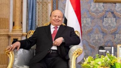 قرقاش يروي لحظة مفصلية في الحرب اليمنية.. كيف استقبل هادي خطة تحرير عدن؟