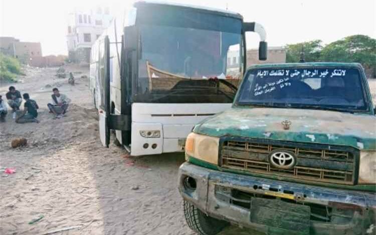 قوات الأمن الخاصة بأحور تؤمن حادثاً مرورياً وتُنقذ ركاب باص متجه إلى عدن