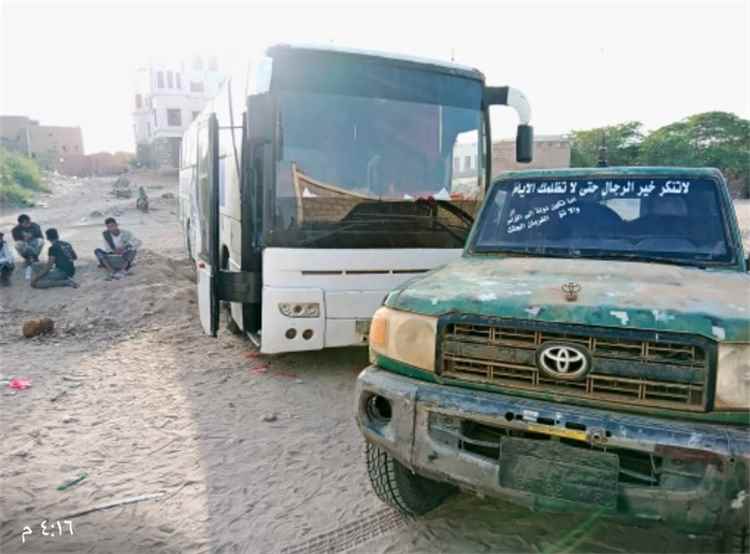 قوات الأمن الخاصة بأحور تؤمن حادثاً مرورياً وتُنقذ ركاب باص متجه إلى عدن