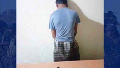 قيادة أمن أبين تتسلم متهم بجريمة قتل في سوق شقرة وتودعه السجن لاستكمال الإجراءات القانونية
