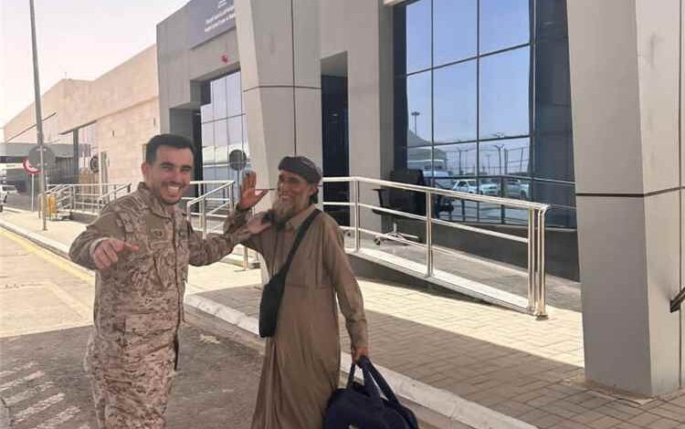 قيادة قوات التحالف بشبوة تحقق حلم والدي الشهيدين إسحاق وعمر العظمي بأداء فريضة الحج