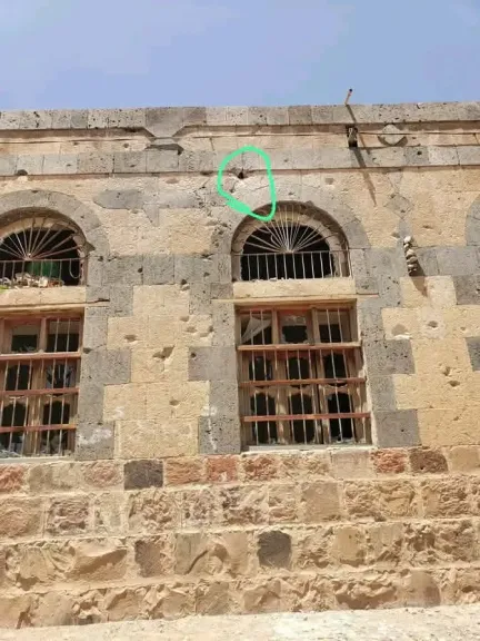 قيادي حوثي يعتدي على منزل عمه في خولان الطيال مستغلاً غيابه في السجن -صورة
