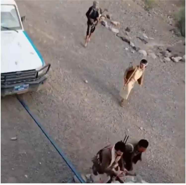 قيادي حوثي يقتحم منزل مواطن في عمران