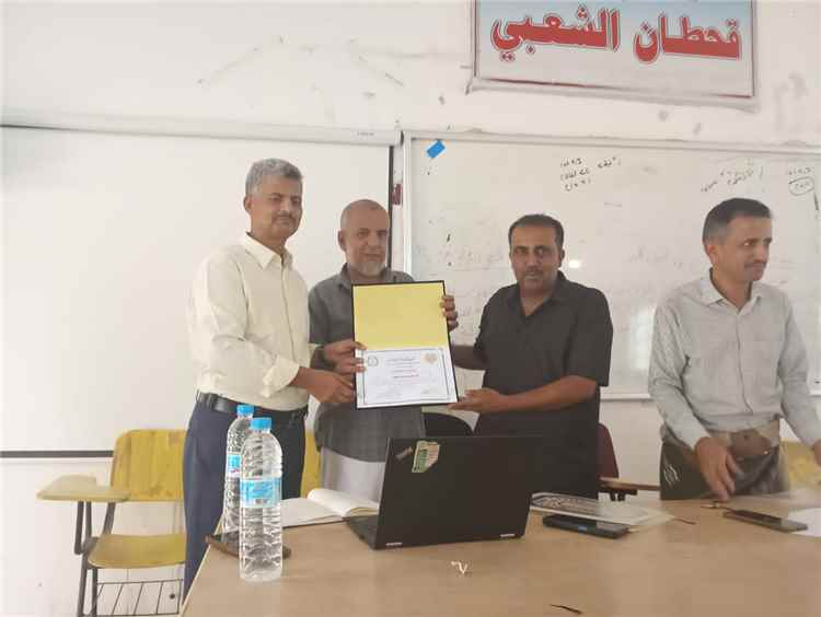 كلية طور الباحة الجامعية بجامعة لحج تكرم أساتذتها وموظفيها