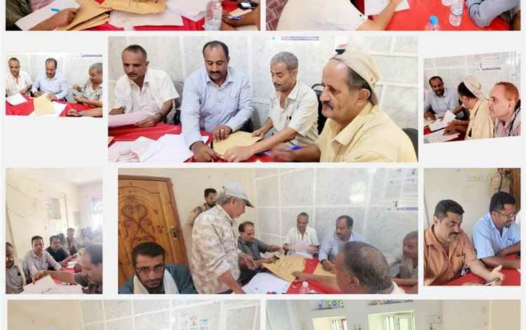 لجنة المناقصات برئاسة المدير العام الشاعري تفتتح مظاريف مناقصات أربعة مشاريع خدمية بمديرية قعطبة