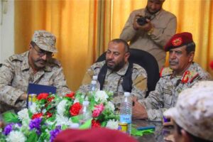 لجنة وزارة الدفاع برئاسة المفتش العام تناقش مع قائد محور الضالع إجراءات الإستلام والتسليم