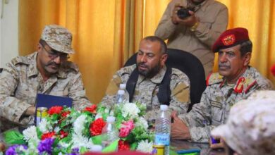 لجنة وزارة الدفاع برئاسة المفتش العام تناقش مع قائد محور الضالع إجراءات الإستلام والتسليم