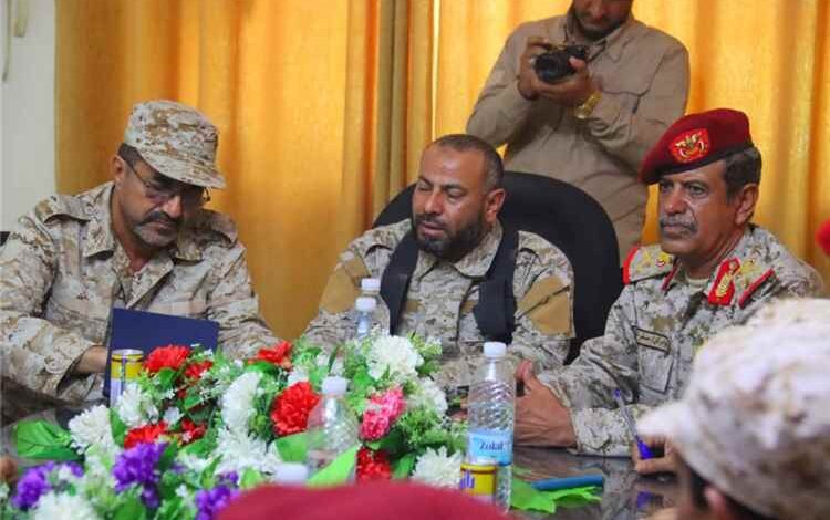 لجنة وزارة الدفاع برئاسة المفتش العام تناقش مع قائد محور الضالع إجراءات الإستلام والتسليم