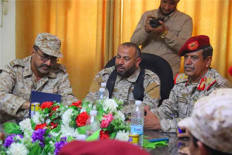 لجنة وزارة الدفاع برئاسة المفتش العام تناقش مع قائد محور الضالع إجراءات الإستلام والتسليم