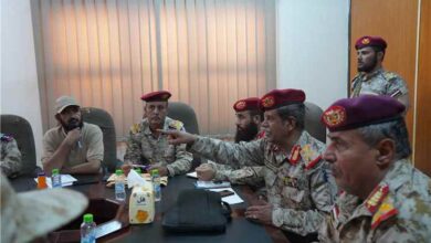 لجنة وزارة الدفاع تواصل إجراءات مراسم الاستلام والتسليم في محاور المنطقة العسكرية الرابعة