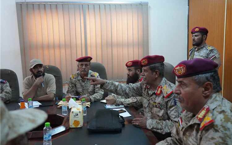 لجنة وزارة الدفاع تواصل إجراءات مراسم الاستلام والتسليم في محاور المنطقة العسكرية الرابعة