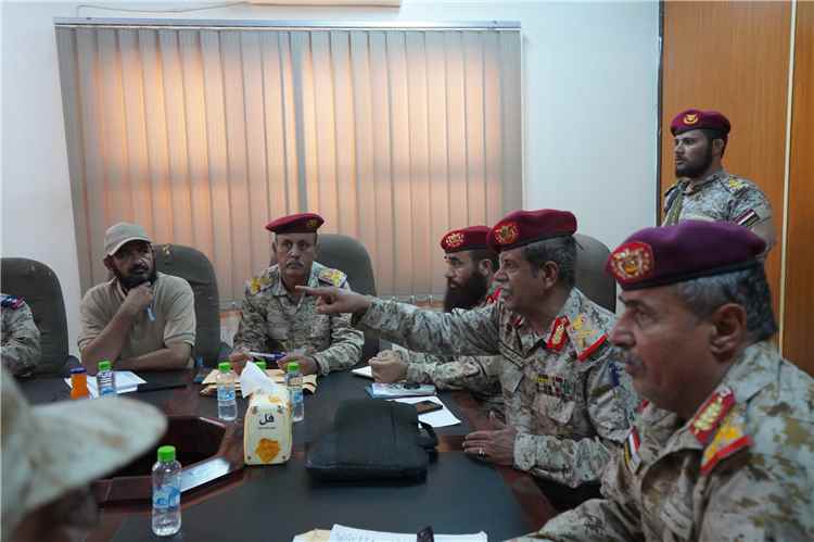 لجنة وزارة الدفاع تواصل إجراءات مراسم الاستلام والتسليم في محاور المنطقة العسكرية الرابعة