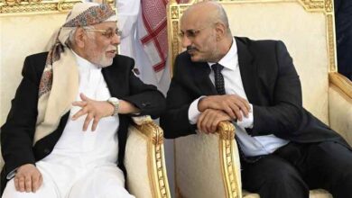 لقاء بعد سنوات من القطيعة.. علي محسن وطارق صالح يجتمعان في عزاء الرئيس هادي بالرياض