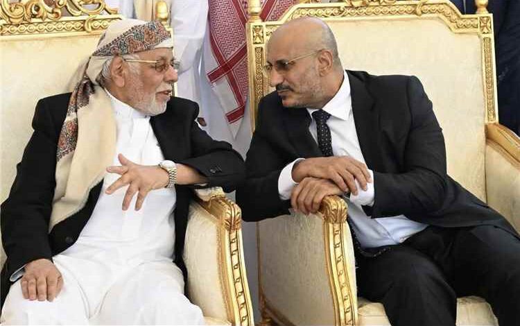 لقاء بعد سنوات من القطيعة.. علي محسن وطارق صالح يجتمعان في عزاء الرئيس هادي بالرياض
