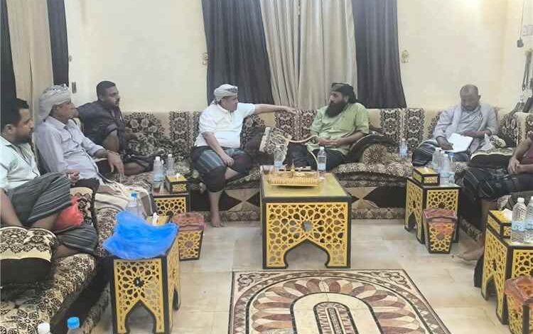 لقاء ودي يجمع بين قائد المنطقة العسكرية الرابعة ووضاح الحالمي