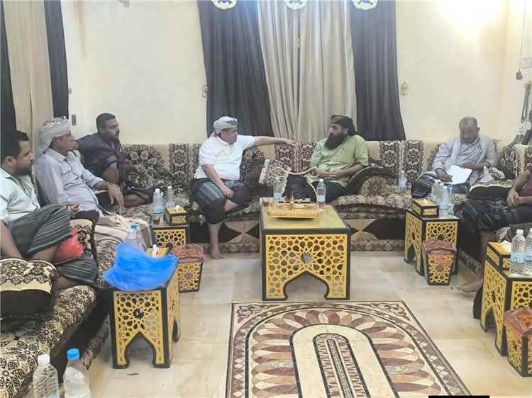 لقاء ودي يجمع بين قائد المنطقة العسكرية الرابعة ووضاح الحالمي